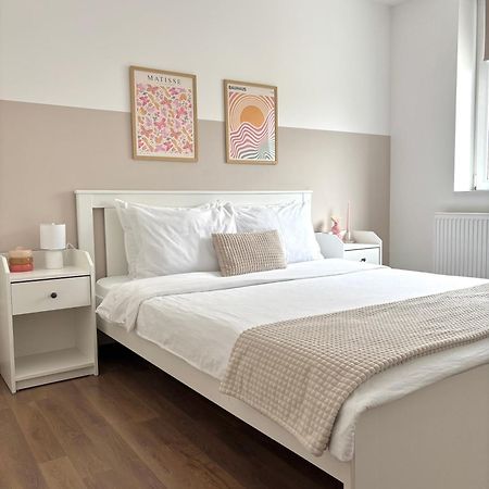 Wanderlust Home Cream, Rasnov Apt For 4, Wifi And Free Parking Extérieur photo