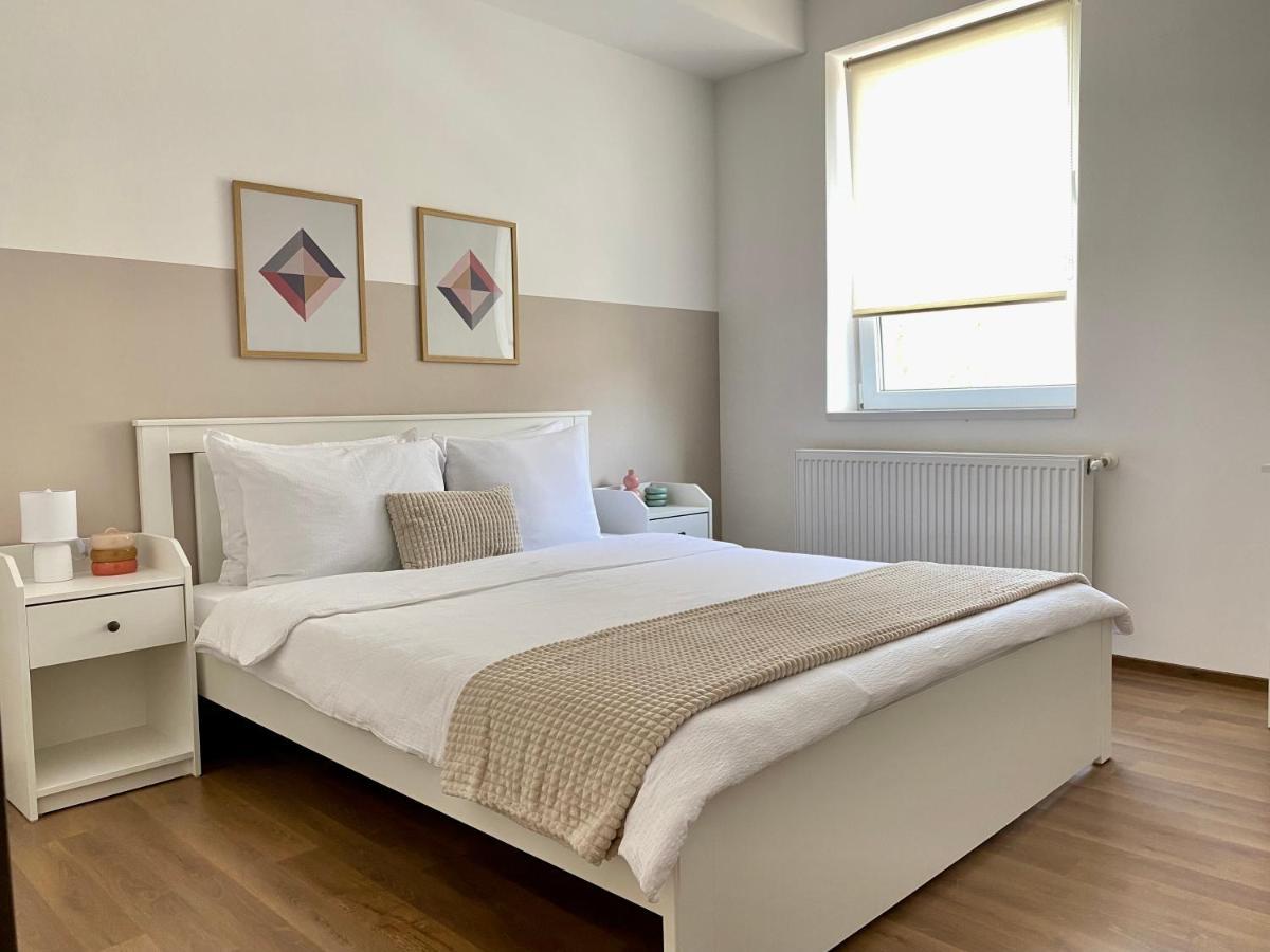 Wanderlust Home Cream, Rasnov Apt For 4, Wifi And Free Parking Extérieur photo