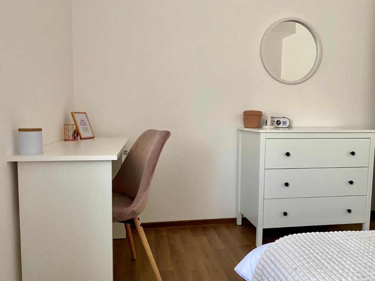 Wanderlust Home Cream, Rasnov Apt For 4, Wifi And Free Parking Extérieur photo