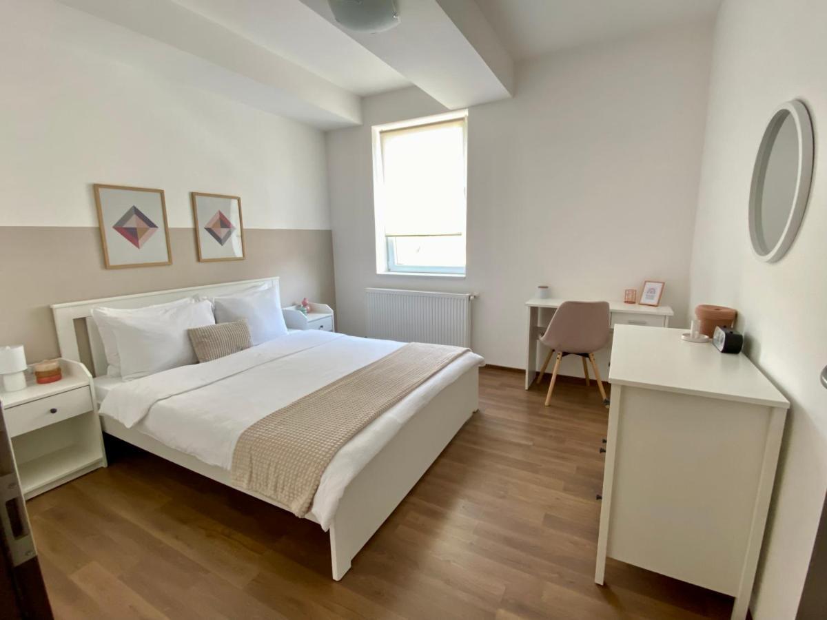 Wanderlust Home Cream, Rasnov Apt For 4, Wifi And Free Parking Extérieur photo