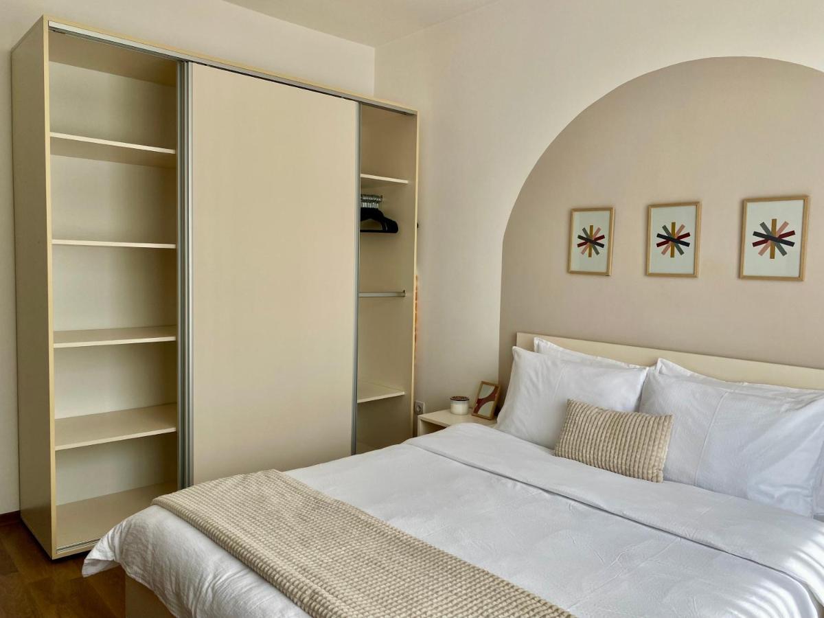 Wanderlust Home Cream, Rasnov Apt For 4, Wifi And Free Parking Extérieur photo