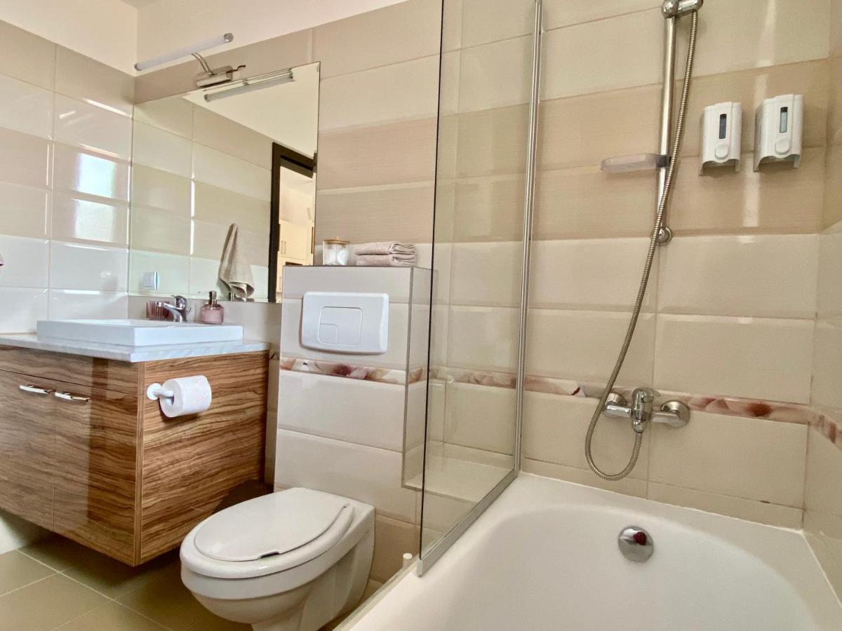 Wanderlust Home Cream, Rasnov Apt For 4, Wifi And Free Parking Extérieur photo