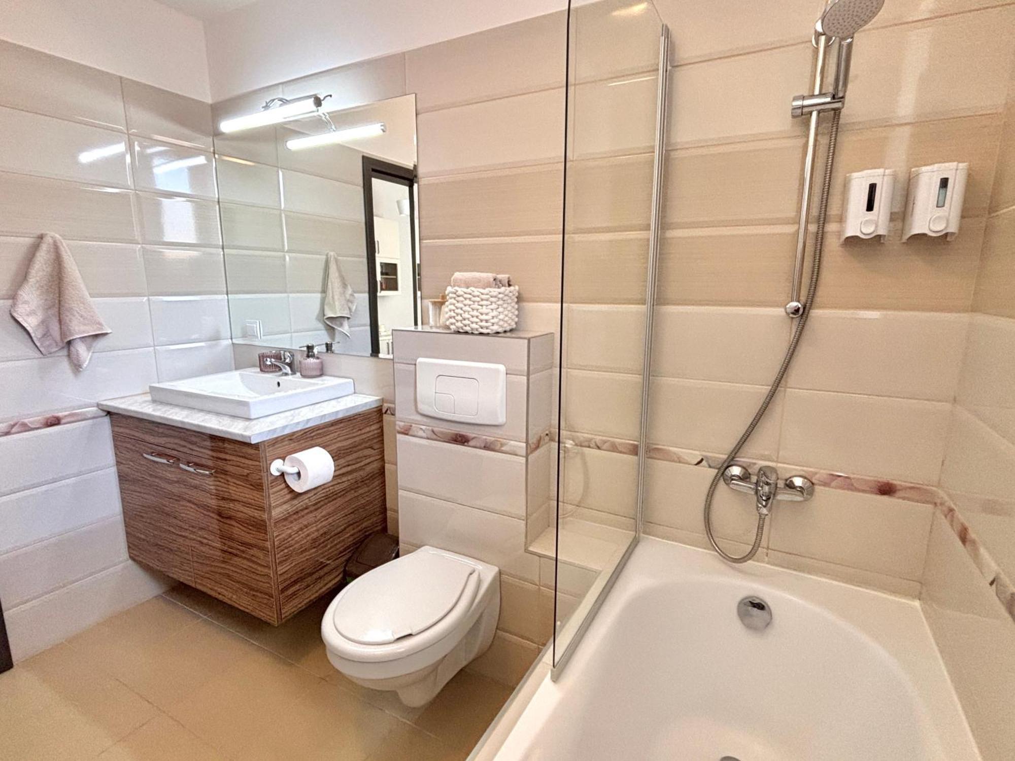 Wanderlust Home Cream, Rasnov Apt For 4, Wifi And Free Parking Extérieur photo