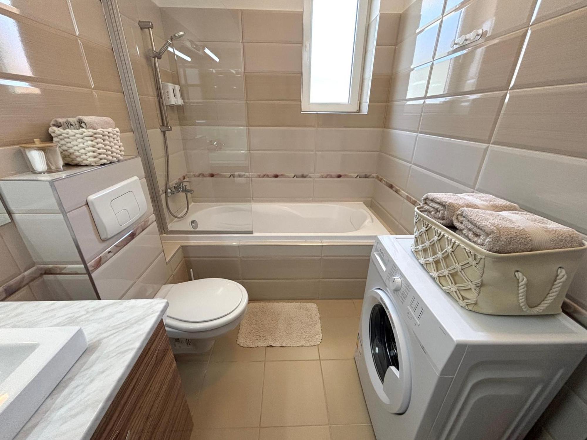 Wanderlust Home Cream, Rasnov Apt For 4, Wifi And Free Parking Extérieur photo