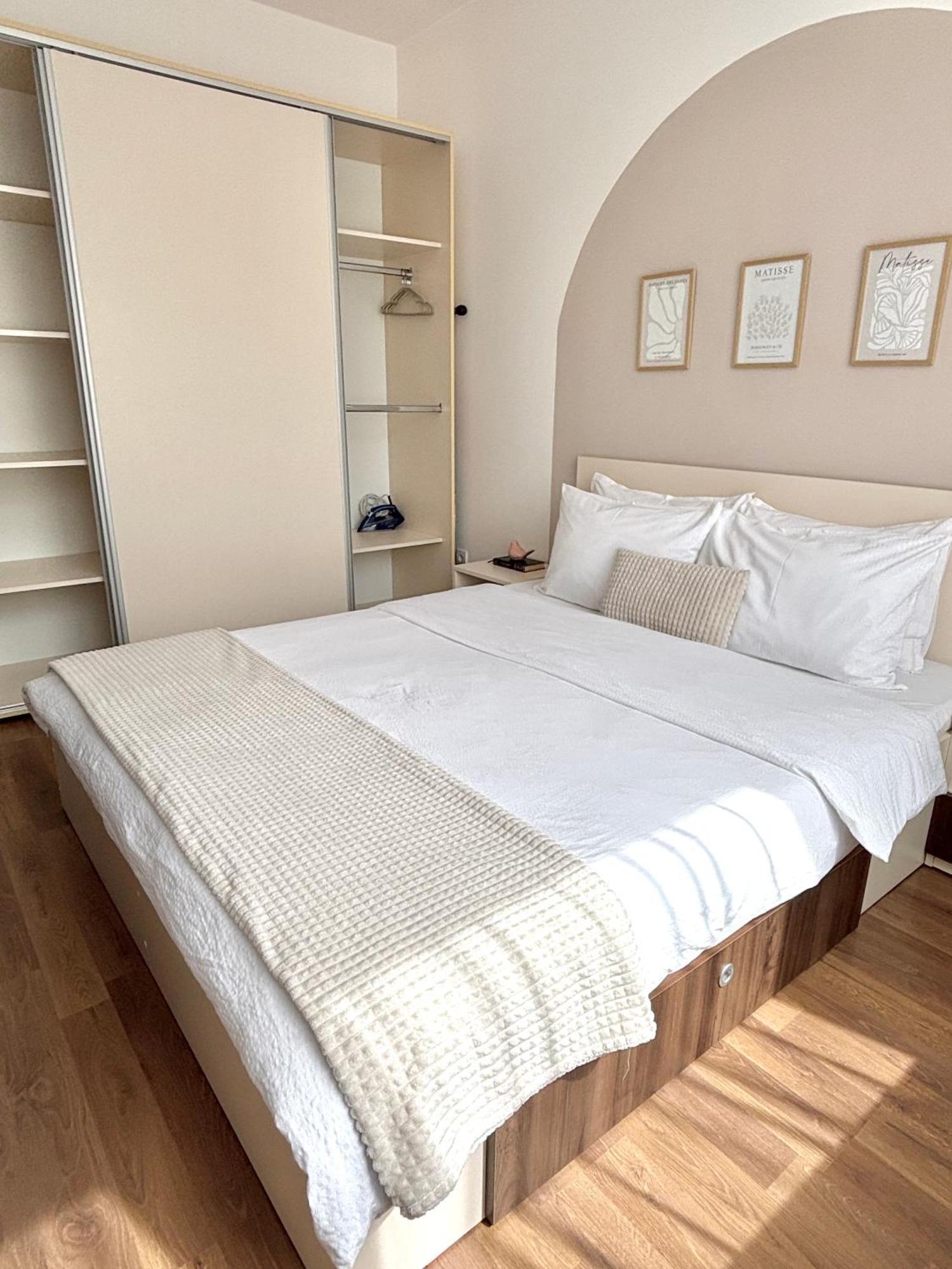 Wanderlust Home Cream, Rasnov Apt For 4, Wifi And Free Parking Extérieur photo