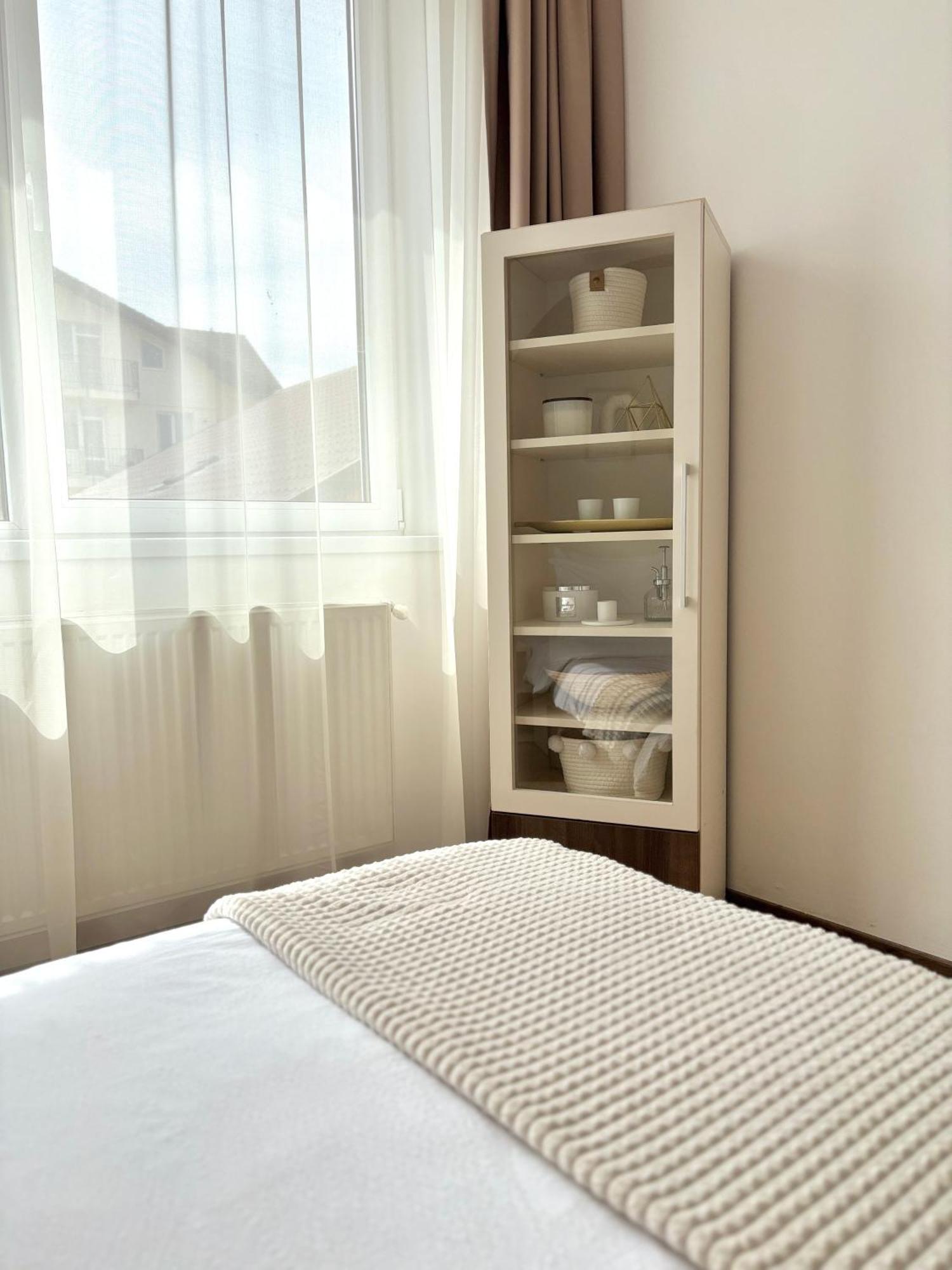 Wanderlust Home Cream, Rasnov Apt For 4, Wifi And Free Parking Extérieur photo
